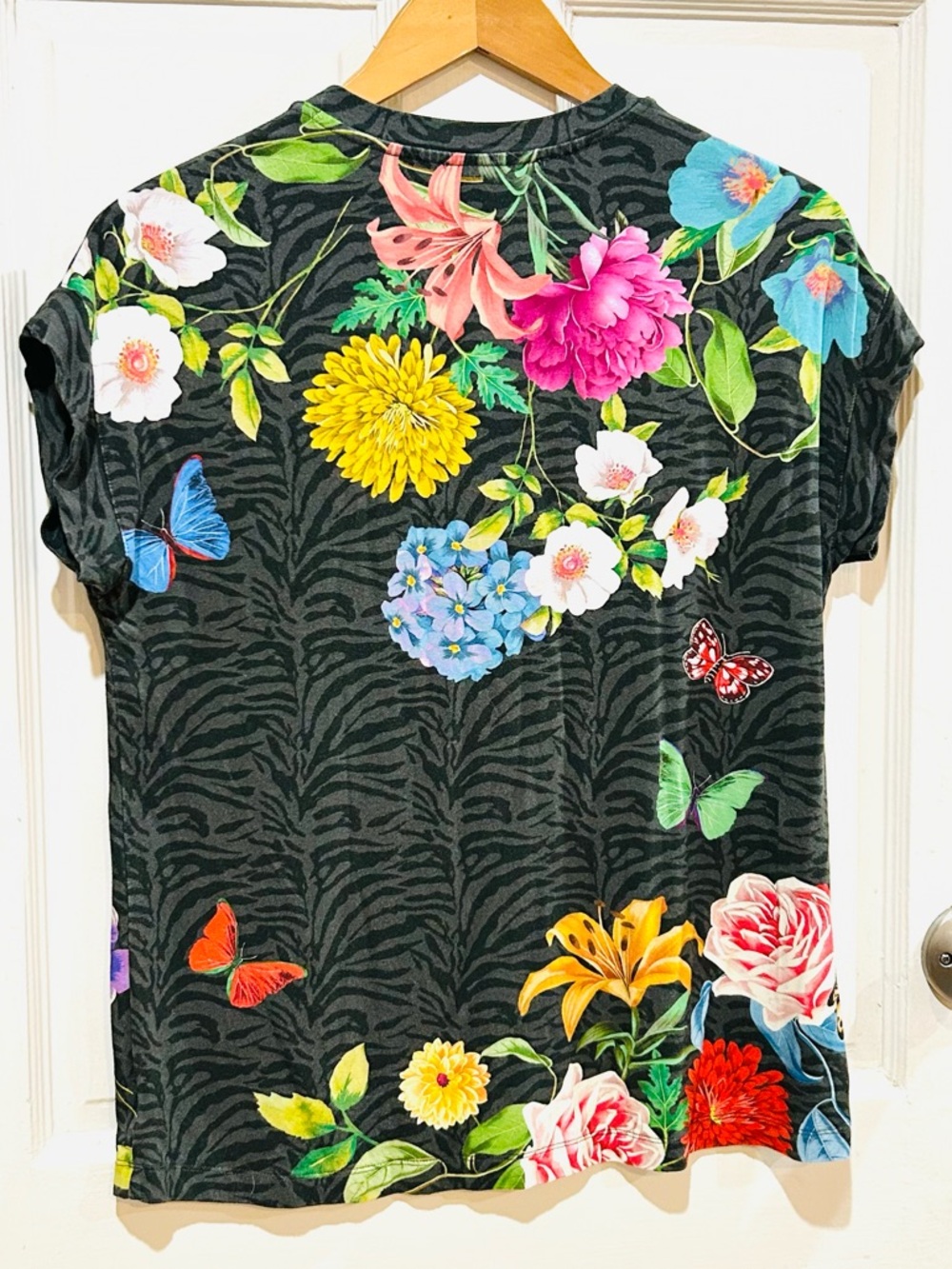 JOHNNY WAS Blooming Breeze Boho Graphic T-Shirt Zebra Floral Butterfly XS - Picture 6 of 10